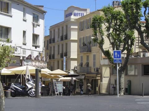 Modern Hôtel, Front of property