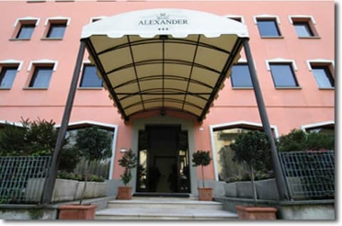 Hotel Alexander, Property entrance