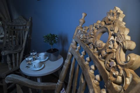 Elia Potie, Room service - dining