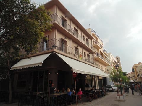 Elia Potie, Exterior