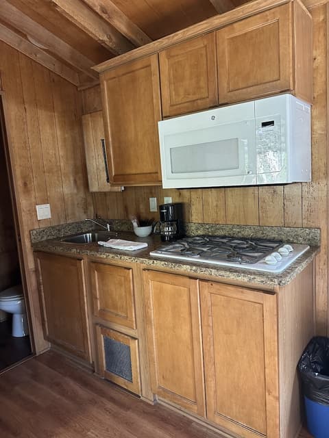Indian Flat RV Park - Tent Cabins & Cottages, Private kitchen