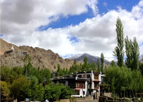 TIH Hotel Mahay Palace, Exterior