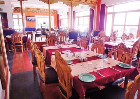 Grand Himalaya, Dining