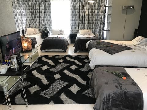 Africa Paradise, Room