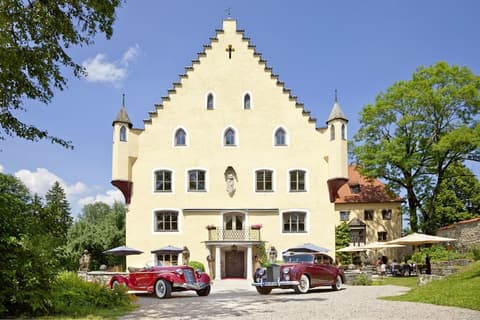 Schloss zu Hopferau, Front of property