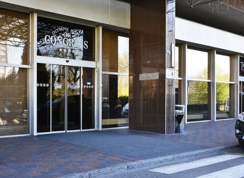 Hotel Tristar, Property entrance