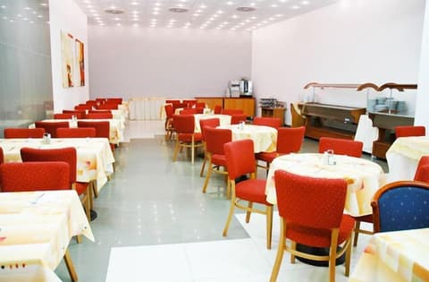 Hotel Tristar, Dining