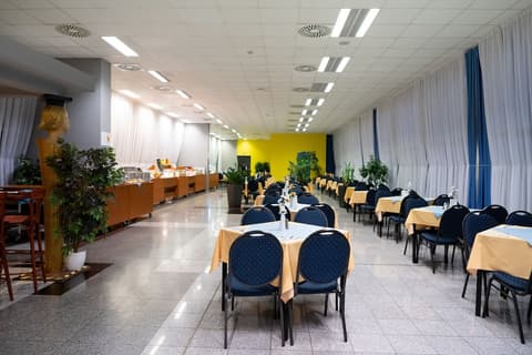 Hotel Artemis, Restaurant