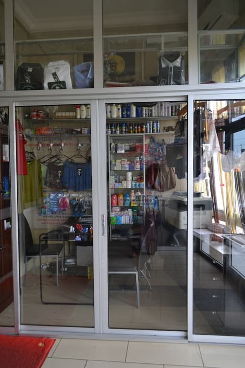 Peninsula Plaza Hotel, Gift shop