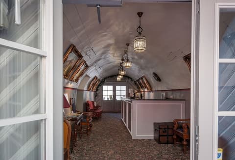 Three Crowns Residents, Interior entrance