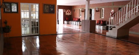 Hotel Pachá, Interior entrance