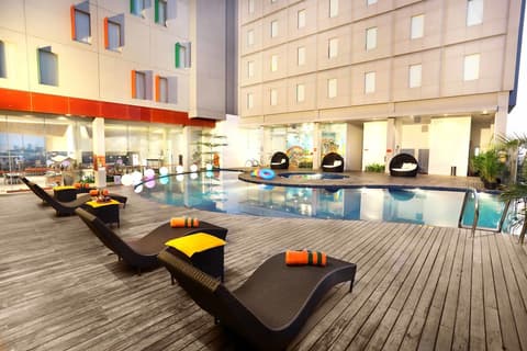 HARRIS Hotel & Conventions Gubeng Surabaya, Outdoor pool