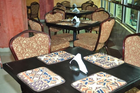 Decasa Hotel, Dining