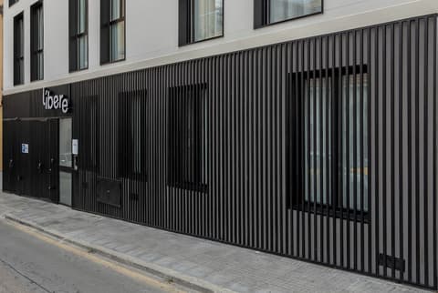 Líbere Málaga Trinidad, Front of property