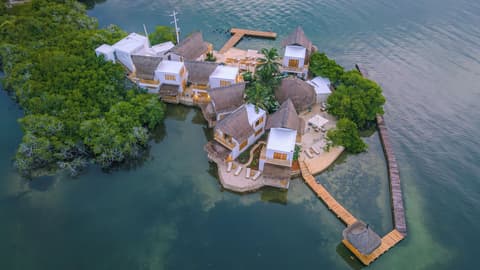 Soy Local Islawa, Beach