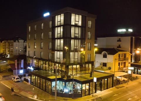 Hotel Union, Front of property