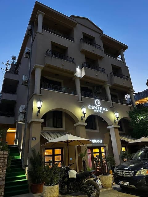 Central Hotel, Front of property