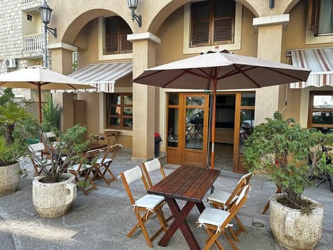 Central Hotel, Exterior