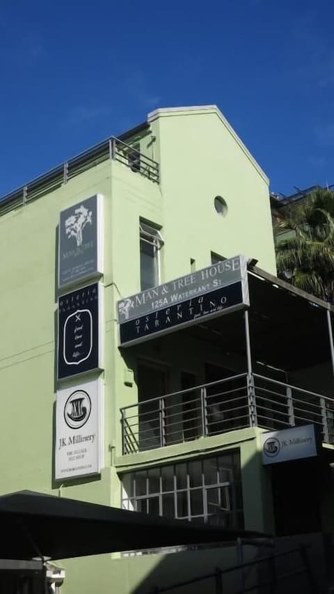 Man And Tree House, Room