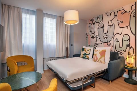 West Paris Suite, Room