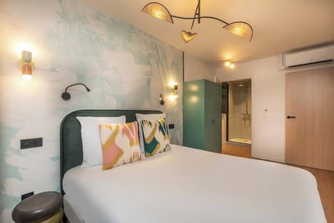 West Paris Suite, Room