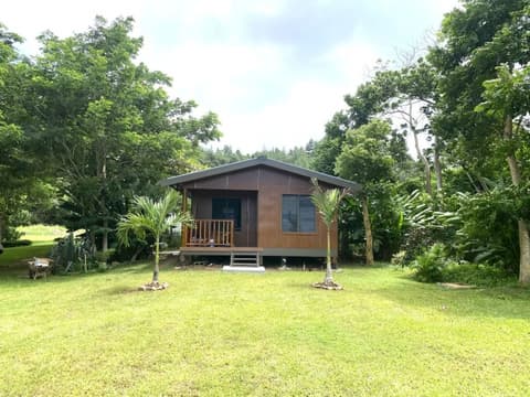 Maui Creek Bures, Front of property