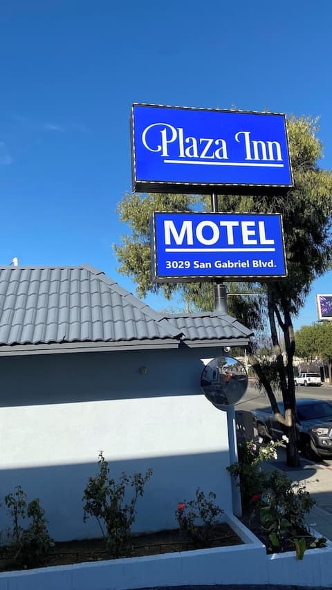 plaza inn motel, Exterior