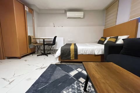 Charming studio apt with fast WiFi and AC near Nisantasi and Taksim #101, Living area