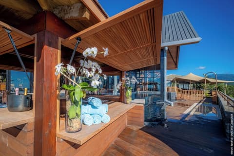 Diana Dea Lodge, Poolside bar