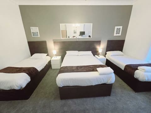 OYO Kingswood Hotel, Room