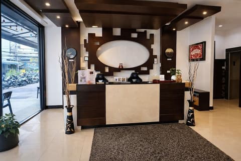 Star House Patong, Reception