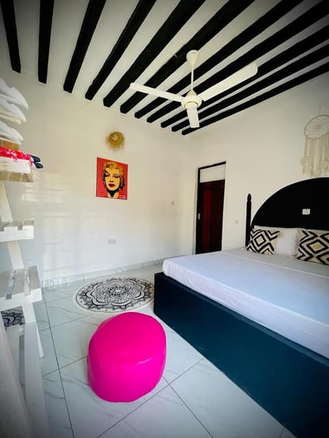 Villa Euphoria, Room