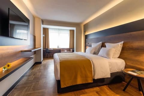 Next Door Park, Room