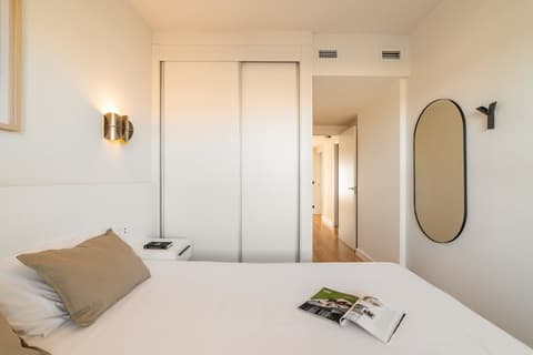 Port Forum Apartments By Olala Homes, Room