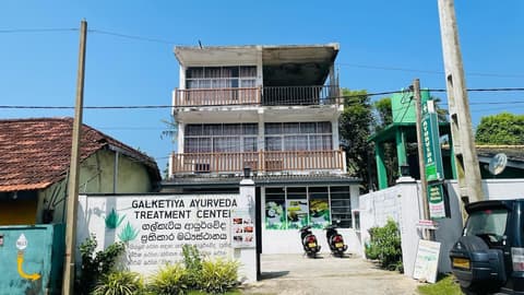 Lyons Villa, Front of property
