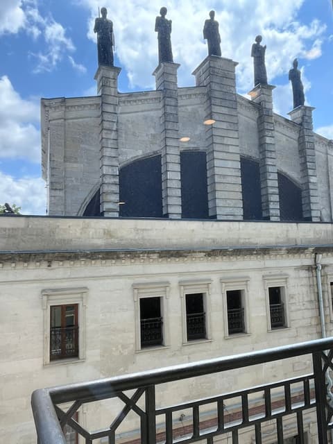 Grand opera Hotel, Room