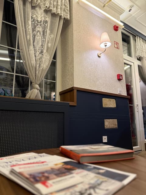 Oasis Inn Budapest, Reception