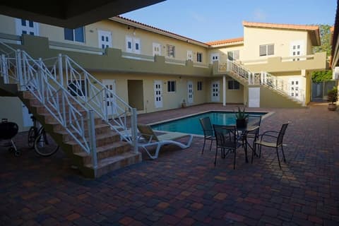Hacienda Apartments near the beach, Living area
