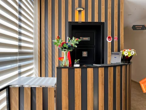 Jata Hotel, Reception