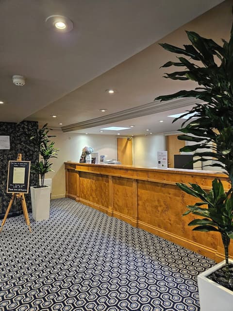 The Queens Hotel & Victoria Cloisters, Reception