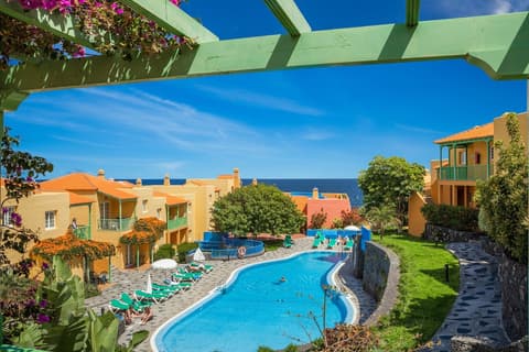 Apartamentos la Caleta, Outdoor pool