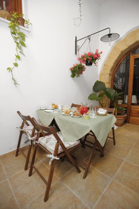 Arco Ubriaco, Dining