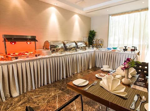 Executive Suites, Dining