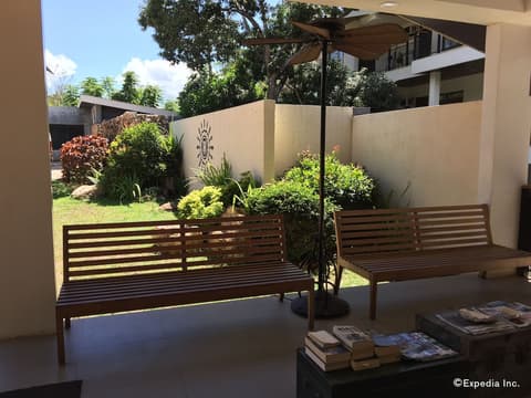 The Funny Lion, Lobby sitting area