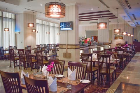 Sapphire Plaza Hotel, Restaurant