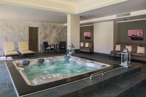 JAZ Aquaviva, Indoor spa tub