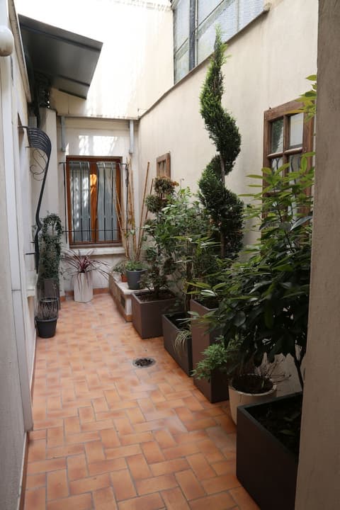 Hôtel Des Arènes, Courtyard