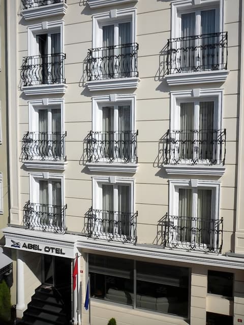 Abel Hotel, Front of property