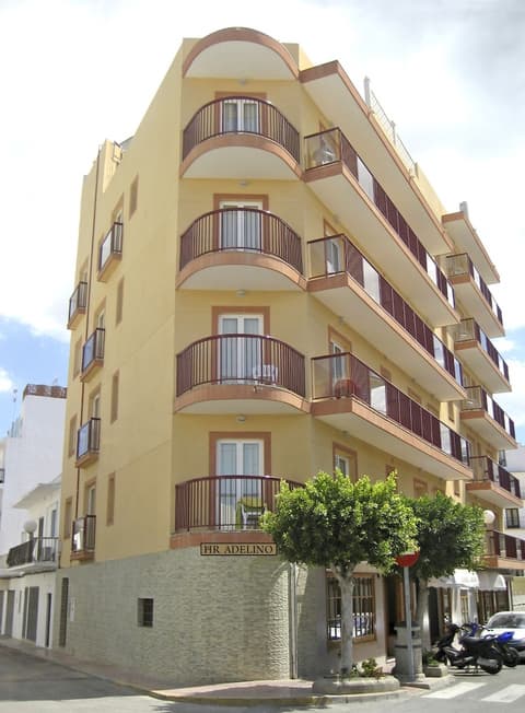 Hostal Residencia Adelino, Front of property