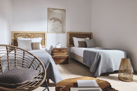 Capetan Giorgantas, Room